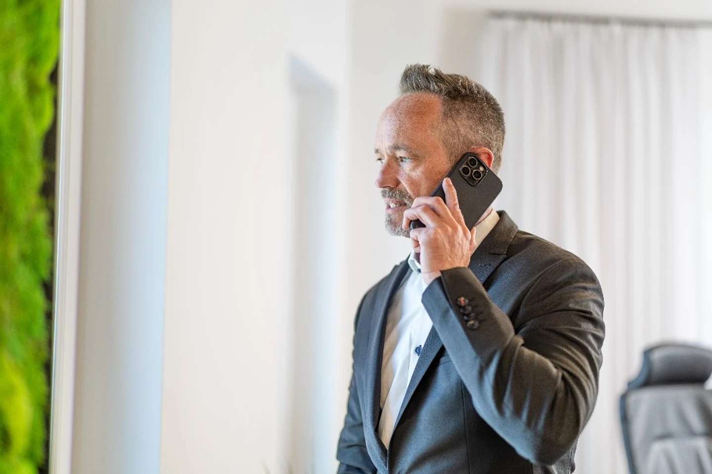 Rechtsanwalt der Kanzlei Szymanski & Kollegen bei der persönlichen Beratung am Telefon
